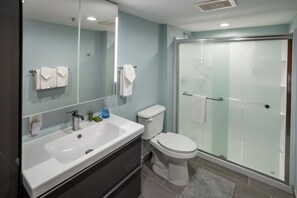 Studio | Bathroom | Towels, shampoo