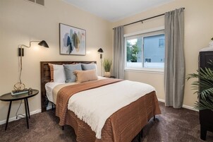 2 habitaciones, escritorio y espacio para trabajar con laptop 