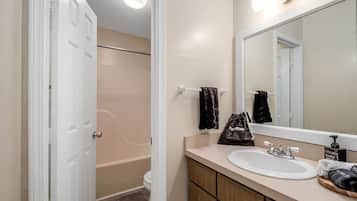 Apartment, 2 Bedrooms | Bathroom | Towels, shampoo, toilet paper