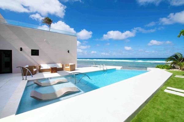 Cool off and chill out in these submerged ledge loungers with forever blue ocean views.