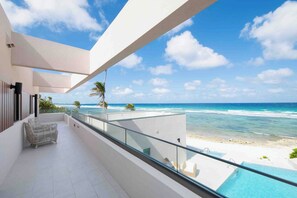 Property grounds - Halcyon Point: New Luxurious Oceanfront Villa w/ Pool, Spa + Tanning Terrace (Grand Cayman)