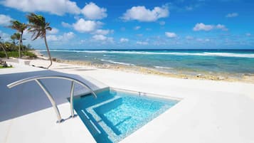 Sur la plage, chaise longue, serviettes de plage