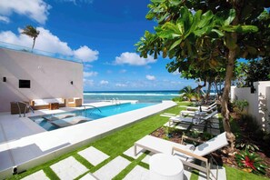 Una piscina al aire libre