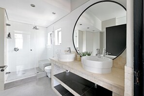 Shower, hair dryer, towels, soap - Elevated Luxury 2-Bed Apartment with Elevator Access (Cape Town)
