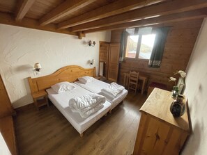 3 bedrooms, bed sheets