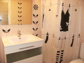 Apartment | Bathroom - Apartment in Estartit Near Town (Torroella de Montgrí)