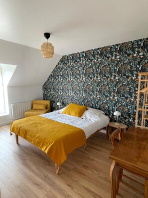 5 bedrooms, desk, iron/ironing board, travel cot