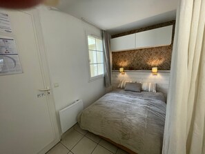 1 bedroom, iron/ironing board, travel cot, free WiFi - Charming Port Bourgenay apartment  (Talmont-Saint-Hilaire)