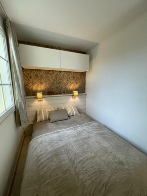 1 dormitorio, tabla de planchar con plancha, cuna de viaje y wifi gratis