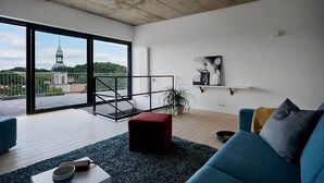 Loftsrom | Oppholdsområde | En 30-tommers smart-TV med Parabol-TV samt PC-skjermer