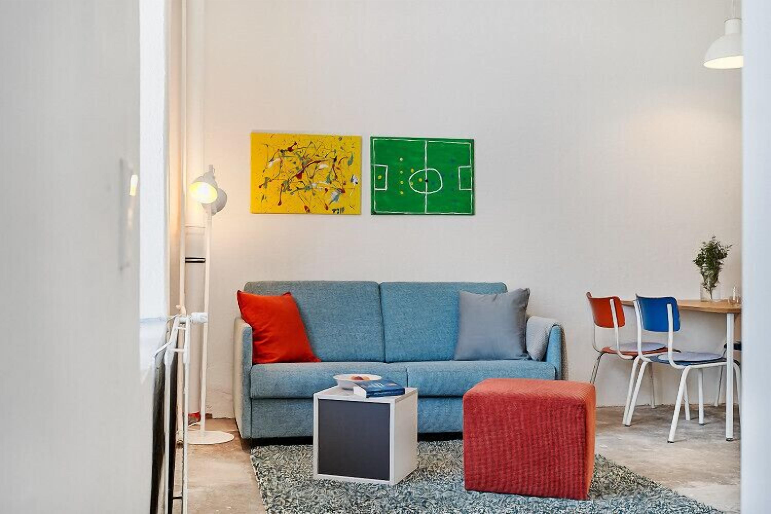 Apartment | Wohnbereich | 30-Zoll-Smart-TV mit Satellitenempfang, Computerbildschirme