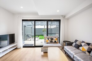 Smart TV - Charming 3-bedroom townhome with AC, WiFi in tranquil Bruce, close to pink lake (Bruce)