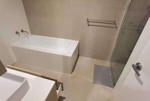 Douche, sĂšche-cheveux, serviettes fournies, savon