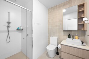 Shower, hair dryer, towels, soap - Charming 3-bedroom townhome with AC, WiFi in tranquil Bruce, close to pink lake (Bruce)