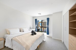 3 bedrooms, iron/ironing board, WiFi, bed sheets - Charming 3-bedroom townhome with AC, WiFi in tranquil Bruce, close to pink lake (Bruce)