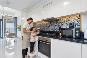 Suite estudio de lujo, vista a la ciudad | Cocina privada | Refrigerador, microondas, horno y parrilla de estufa 