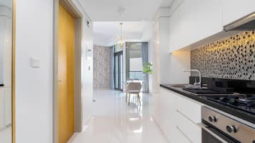 Suíte estúdio superluxo, vista para a cidade | Cozinha privada | Geladeira, micro-ondas, fogão, cooktop