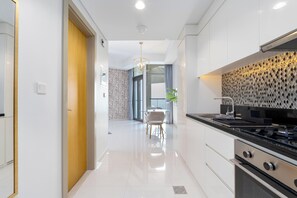 Suite Studio Luxe, vue ville | Cuisine privée | Réfrigérateur, micro-ondes, four, plaque de cuisson