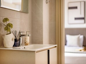 Huoneisto, 3 makuuhuonetta, parveke, kaupunkinäköala | Kylpyhuone