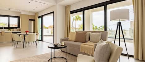 Apartment, 2 Schlafzimmer, Balkon, Stadtblick | Wohnzimmer