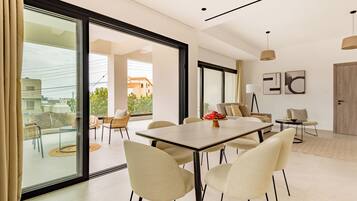 Apartment, 2 Bedrooms, Balcony, City View | Dining room