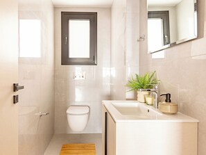 Apartment, 3 Bedrooms, Balcony, City View | Bathroom amenities