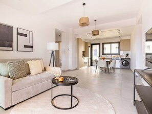 Appartement, 2 slaapkamers, balkon, uitzicht op de stad | Woonkamer