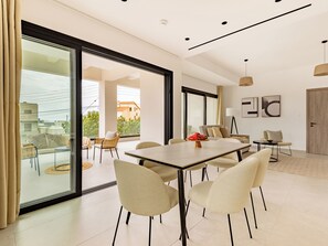 Apartment, 2 Schlafzimmer, Balkon, Stadtblick | Esszimmer