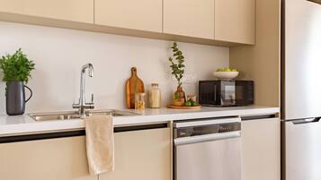 Apartment, 3 Bedrooms, Balcony, City View | Interior