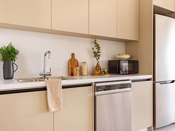 Apartment, 3 Bedrooms, Balcony, City View | Interior