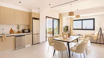 Apartment, 3 Bedrooms, Balcony, City View | Dining room
