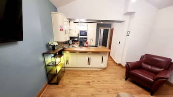 House, 3 Bedrooms, Kitchen | Private kitchen | Fridge, microwave, dishwasher, cookware/dishes/utensils