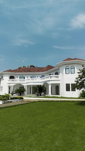 Exterior - Les Jardins de René Villa (Yaoundé)