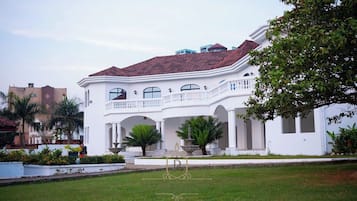 Mặt tiền nơi lưu trú