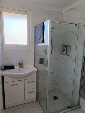 Dusche, Haartrockner, Handtücher, Seife