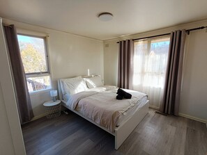 3 bedrooms, iron/ironing board, WiFi, bed sheets