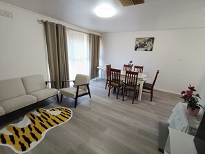 Smart TV - Lovely and quiet house Near Westfield CBR Hospital (Pearce)