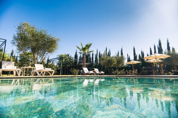 Una piscina al aire libre