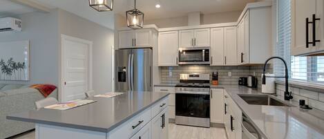 Refrigerador, microondas, horno, placa de cocina