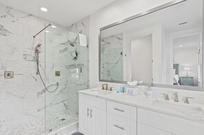 Douche, articles de toilette écologiques, sèche-cheveux