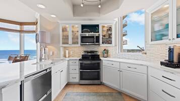 Kjøleskap, mikrobølgeovn, ovn og kokeplater