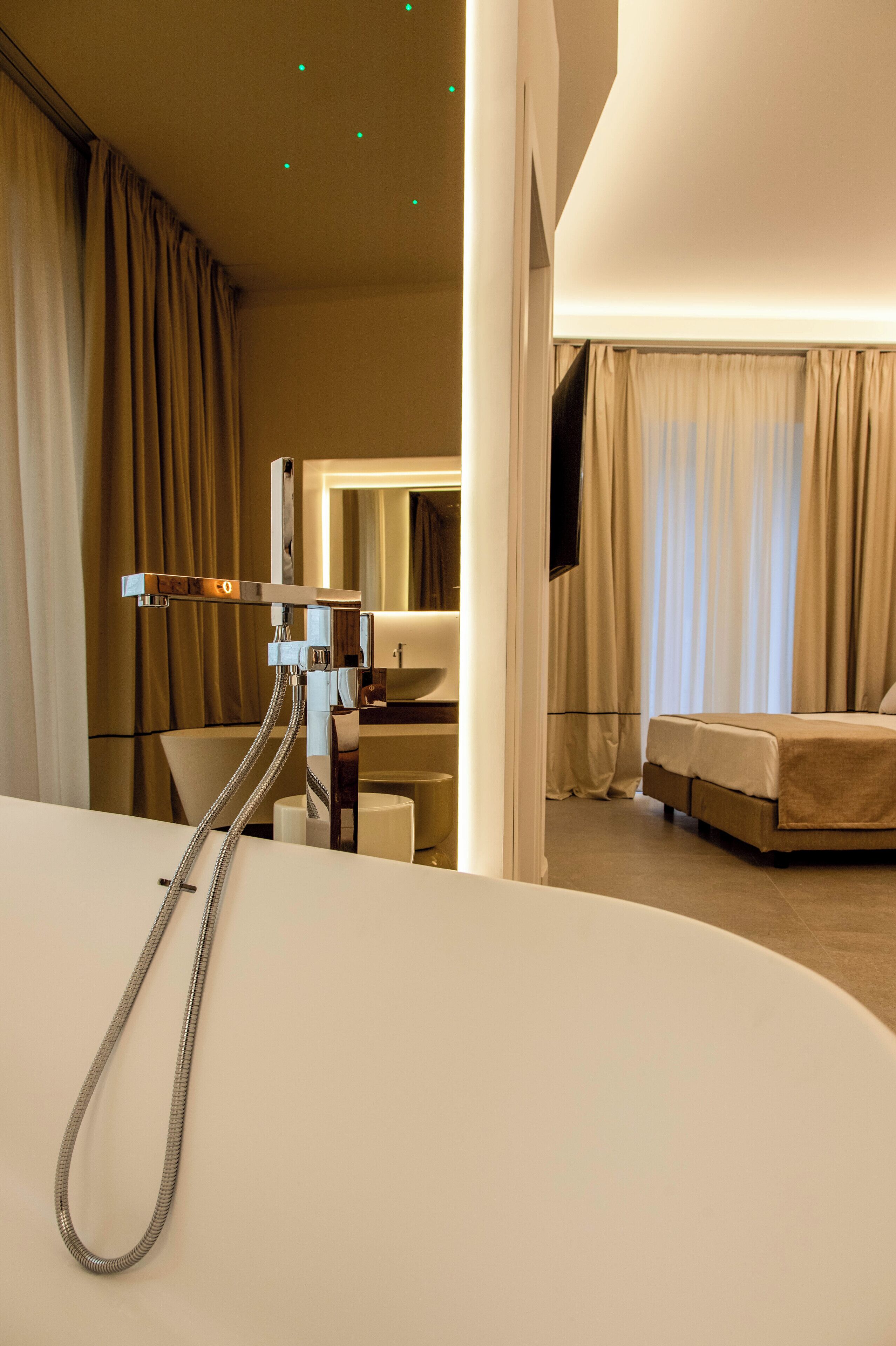 Luxury Room | In-room safe, desk, blackout drapes, soundproofing