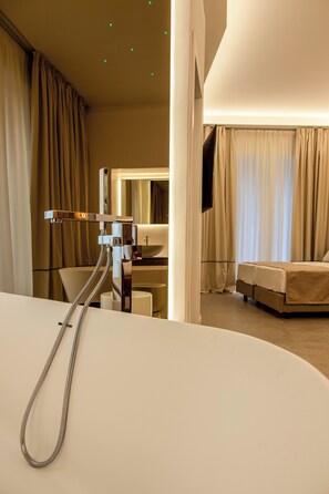 Camera Luxury | Una cassaforte in camera, una scrivania, tende oscuranti