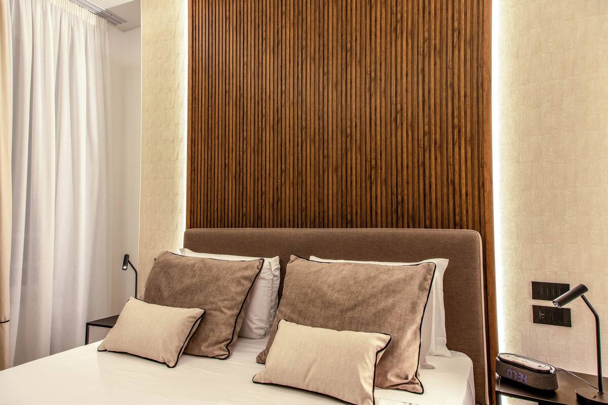 Chambre Deluxe, 1 grand lit, non-fumeurs | Coffres-forts dans les chambres, rideaux occultants