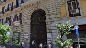A historic building with a large arched entrance, multiple balconies, and a sign for 'Kasanova Grande Vendita'. - Mamalu - Corso Umberto (Naples)