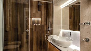 Camera Deluxe | Bagno | Set di cortesia gratuito, asciugacapelli, pantofole, asciugamani