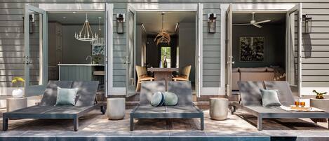 Een buitenzwembad, een verwarmd zwembad