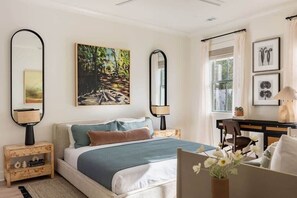 12 slaapkamers, een bureau, een strijkplank/strijkijzer, reisbedje