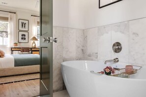 Een douche, een haardroger, handdoeken, zeep