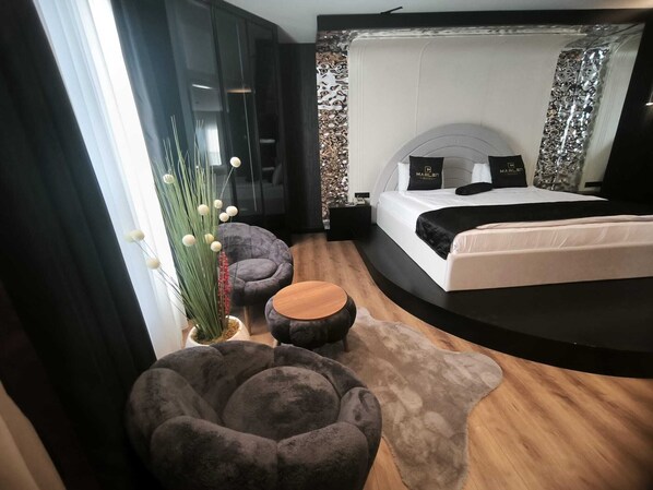 Habitación doble Premium, 1 cama King size, para no fumadores, vista a la ciudad | Caja de seguridad en la habitación y espacio para trabajar con laptop 